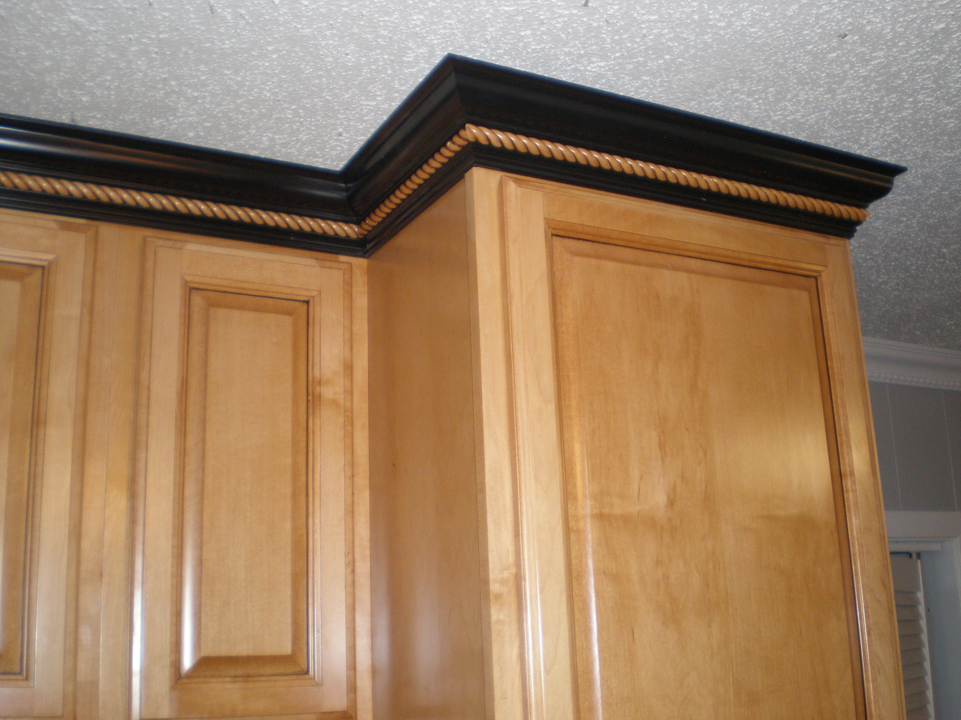 Killeen crown moulding with rope